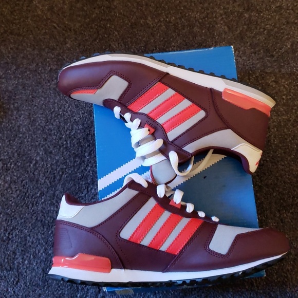 Sneakers - Picture 5 of 6